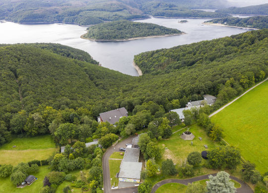 Auf Klassenfahrt mit HEROLÉ: Luftaufnahme St. Nikolaus Jugendstätte Rursee Eifel