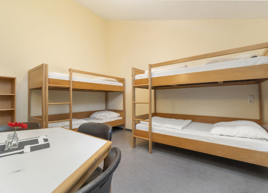 Auf Klassenfahrt mit HEROLÉ: Mehrbettzimmer St. Nikolaus Jugendstätte Rursee Eifel