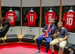 Auf Klassenfahrt mit HEROLÉ: Schüler in der Umkleidekabine bei Manchester United (Old Trafford Stadion)