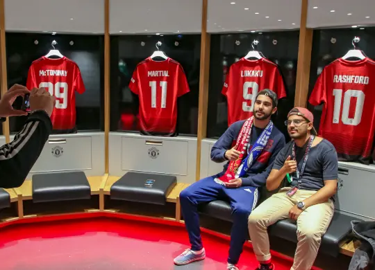 Auf Klassenfahrt mit HEROLÉ: Schüler in der Umkleidekabine bei Manchester United (Old Trafford Stadion)