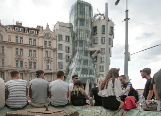 Auf Klassenfahrt mit HEROLÉ: Schüler pausieren während der Stadtführung vor dem tanzenden Haus in Prag