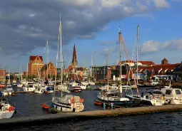 Auf Klassenfahrt mit HEROLÉ: Blick auf Boote im Stadthafen in Rostock.