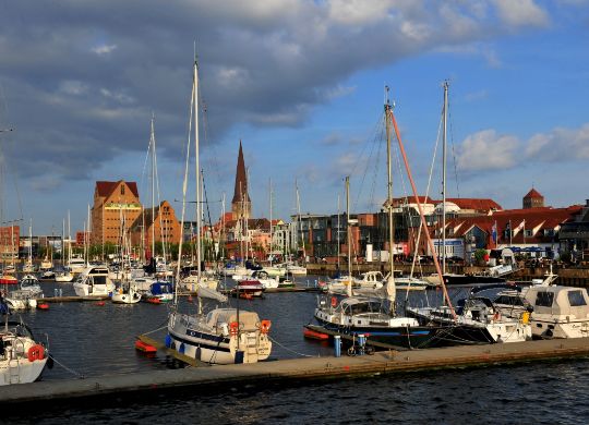 Stadthafen mit Motorbooten in Rostock Auf Klassenfahrt mit HEROLÉ: Blick auf Boote im Stadthafen in Rostock.