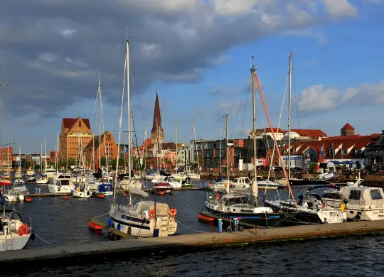 Stadthafen mit Motorbooten in Rostock Auf Klassenfahrt mit HEROLÉ: Blick auf Boote im Stadthafen in Rostock.