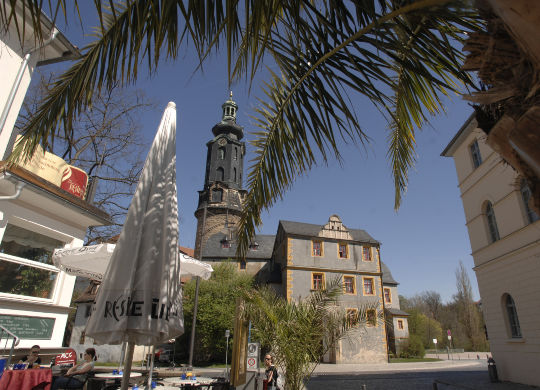 Blick auf das Stadtschloss und das Restaurant Residenz in Weimar Auf Klassenfahrt mit HEROLÉ: Besuchen Sie das Stadtschloss und Restaurant Residenz in Weimar