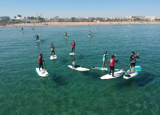 Stand-Up-Paddling Kurs Valencia Auf Klassenfahrt mit HEROLÉ: Schüler beim Stand-Up-Paddling Kurs in Valencia