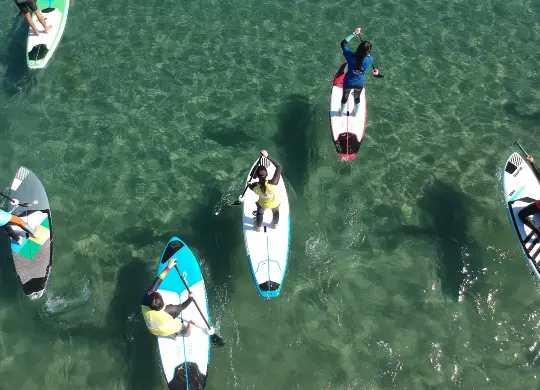 Auf Klassenfahrt mit HEROLÉ: Schüler beim Stand-Up-Paddling-Kurs in Valencia