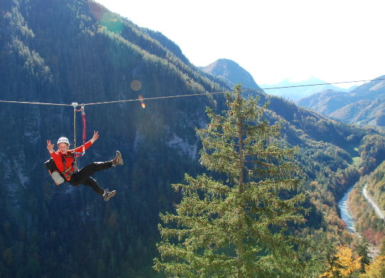 Klassenfahrten Steiermark - Flying Fox Klassenfahrten Steiermark - Junge beim Flying Fox über Schlucht