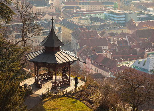 Klassenfahrten Steiermark - Schlossberg in Graz Klassenfahrten Steiermark - Blick auf Pavillon auf dem Schlossberg an der Spitze von Graz
