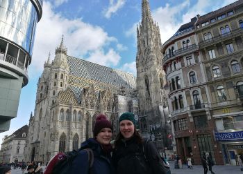 Stephansdom in Wien Auf Klassenfahrt mit HEROLÉ: Reiseexperten Linda und Melanie vor dem Stephansdom
