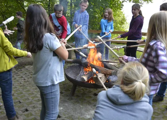 Auf Klassenfahrt mit HEROLÉ: Kinder beim Stockbrot DJH Bollendorf Eifel
