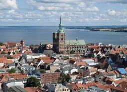 Auf Klassenfahrt mit HEROLÉ: Blick auf die Stadt mit Nikolaikirche in Stralsund.