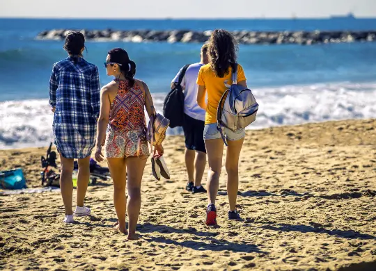 Auf Klassenfahrt mit HEROLÉ: Junge Leute am Strand in Barcelona