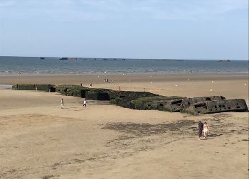 Strand von Arromanches in der Normandie Auf Klassenfahrt mit HEROLÉ: Ebbe am Strand von Arromanches in der Normandie