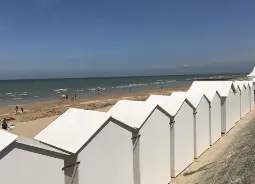 Strand von Cabourg in der Normandie Auf Klassenfahrt mit HEROLÉ: Der lange und breite Sandstrand in Cabourg in der Normandie