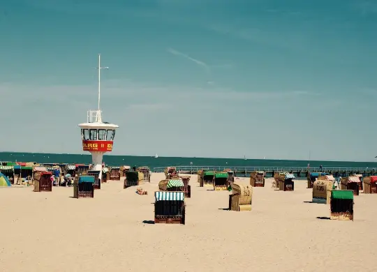 Auf Klassenfahrt mit HEROLÉ: Strand mit Strandkörben in Lübeck-Travemünde