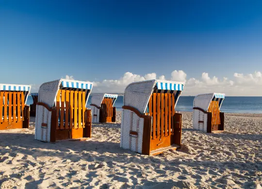 Strandkörbe an der Ostsee Auf Klassenfahrt mit HEROLÉ: Strandkörbe an der Ostsee