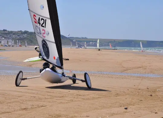 Auf Klassenfahrt mit HEROLÉ: Strandsegeln in Asnelles in der Normandie