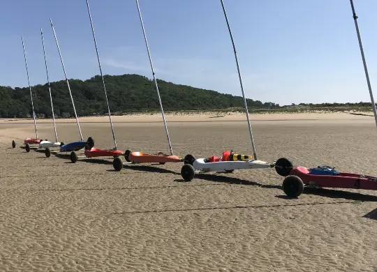Auf Klassenfahrt mit HEROLÉ: Strandsegler am Strand von Cabourg in der Normandie