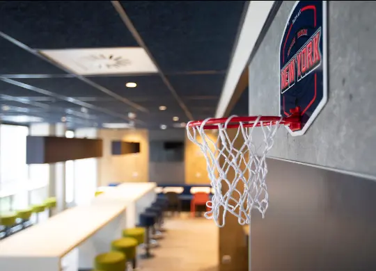 Auf Klassenfahrt mit HEROLÉ: Gemeinschaftslounge im Ibis Budget Centre Republique in Straßburg