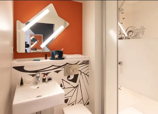 Auf Klassenfahrt mit HEROLÉ: Badezimmer im Ibis Budget Centre Republique in Straßburg