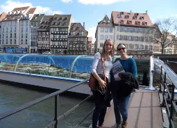 Auf Klassenfahrt mit HEROLÉ: Fahren Sie auch mit einem Panoramaboot auf der Ill in Straßburg