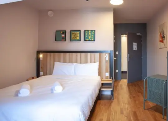 Auf Klassenfahrt mit HEROLÉ: Zimmer für die Begleitpersonen im The People Hostel in Straßburg