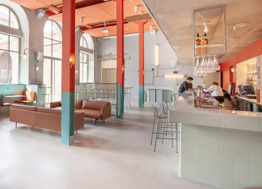 Auf Klassenfahrt mit HEROLÉ: Bar im People Hostel in Straßburg