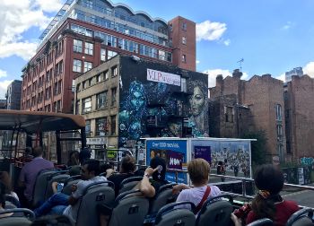Hop-on Hop-off Tour in Manchester Auf Klassenfahrt mit HEROLÉ: Bei einer Hop-on Hop-off Bus Tour kann man Manchester bequem erkunden