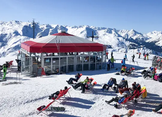Auf Klassenfahrt mit HEROLÉ: Schirmbar am Hoadl-Haus im Skigebiet Axamer-Lizum