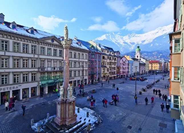 Blick auf die Maria- Theresien- Straße in Innsbruck Auf Klassenfahrt mit HEROLÉ: Besuchen Sie die Maria- Theresien- Straße in Innsbruck