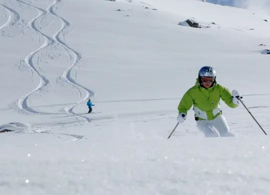 Auf Klassenfahrt mit HEROLÉ: Skifahrerin am Stubaier Gletscher im Stubaital