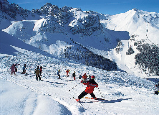 Schülergruppe beim Skifahren im Skigebiet im Stubaital Auf Klassenfahrt mit HEROLÉ: Befahren Sie auch die zahlreichen Pisten im Skigebiet im Stubaital