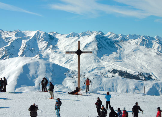 Gipfelkreuz im Skigebiet Axamer Lizum im Stubaital Auf Klassenfahrt mit HEROLÉ: Besichtigen Sie auf Ihrer Skitour auch das Gipfelkreuz im Skigebiet Axamer Lizum im Stubaital