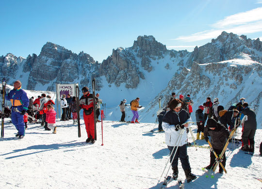Skifahrer im Skigebiet Axamer Lizum im Stubaital Auf Klassenfahrt mit HEROLÉ: Fahren Sie auch die zahlreichen Pisten Skifahrer im Skigebiet Axamer Lizum im Stubaital ab