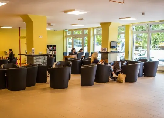 Auf Klassenfahrt mit HEROLÉ: A&O Hostel Lobby in Stuttgart.