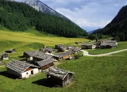 Bergdorf in Südtirol  Auf Klassenfahrt mit HEROLÉ: Bergdorf in Südtirol.