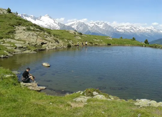Auf Klassenfahrt mit HEROLÉ: Bergsee in Südtirol.