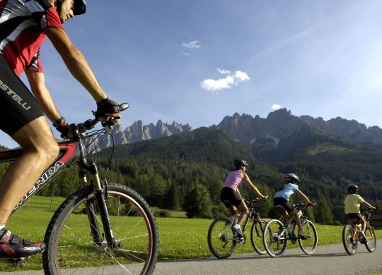 Klassenfahrten Südtirol - Mountainbiketour Klassenfahrten Südtirol - 4 Radfahrer bei einer Mountenbiketour