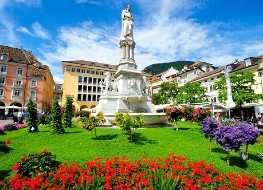 Klassenfahrten Südtirol - Denkmal Bozen Klassenfahrten Südtirol - Blick auf das Walther-von-der-Vogelweide-Denkmal in Bozen