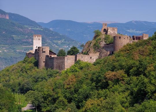 Klassenfahrten Südtirol - Schloss Sigmundskron Klassenfahrten Südtirol - Bergpanorama mit Schloss Sigmundskron