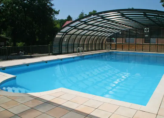 Auf Klassenfahrt mit HEROLÉ: Schwimmbad im Summercamp Heino