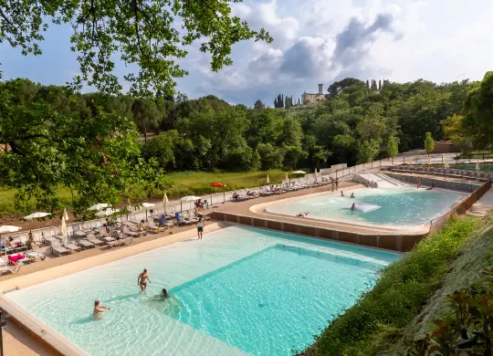 Auf Klassenfahrt mit HEROLÉ: SSwimmingpool im hu Firenze Certosa Camping bei Florenz