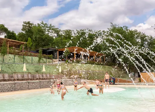Auf Klassenfahrt mit HEROLÉ: Swimmingpool im hu Firenze Certosa Camping bei Florenz