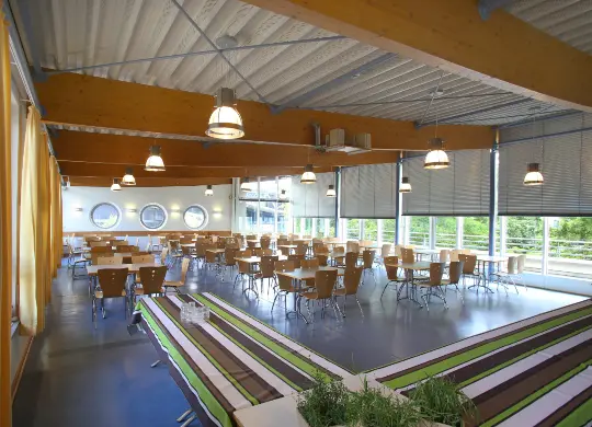 Tagessaal in der Jugendherberge Vor dem Burgtor in Lübeck Auf Klassenfahrt mit HEROLÉ: Tagessaal in der Jugendherberge Vor dem Burgtor in Lübeck