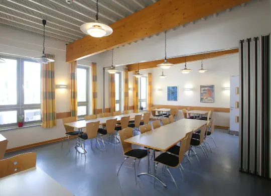 Tagessaal in der Jugendherberge Vor dem Burgtor in Lübeck Auf Klassenfahrt mit HEROLÉ: Tagessaal in der Jugendherberge Vor dem Burgtor in Lübeck