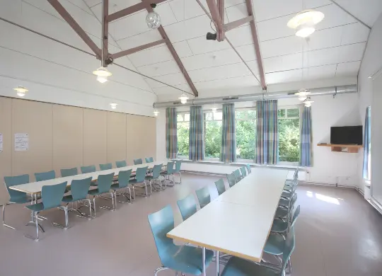 Tagungsraum in der JH Tönning an der Nordsee Auf Klassenfahrt mit HEROLÉ: Tagungsraum in der JH Tönning an der Nordsee