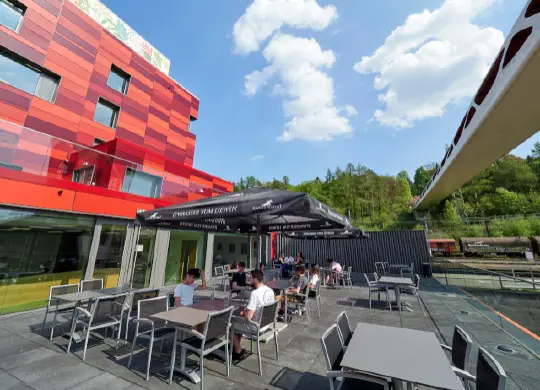 Terrasse der Jugendherberge Esch sur Alzette in Luxemburg Auf Klassenfahrt mit HEROLÉ: Terrasse der Jugendherberge Esch sur Alzette in Luxemburg