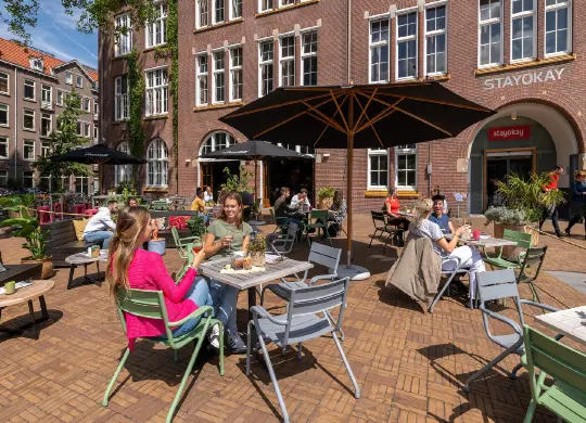 Auf Klassenfahrt mit HEROL&Eacute;: Terrasse des Stayokay Hostels Amsterdam Oost (Zeeburg)