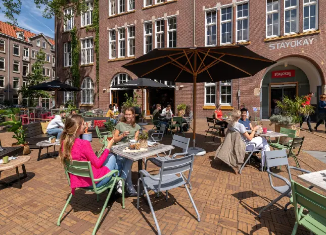 Auf Klassenfahrt mit HEROLÉ: Terrasse des Stayokay Hostels Amsterdam Oost (Zeeburg)